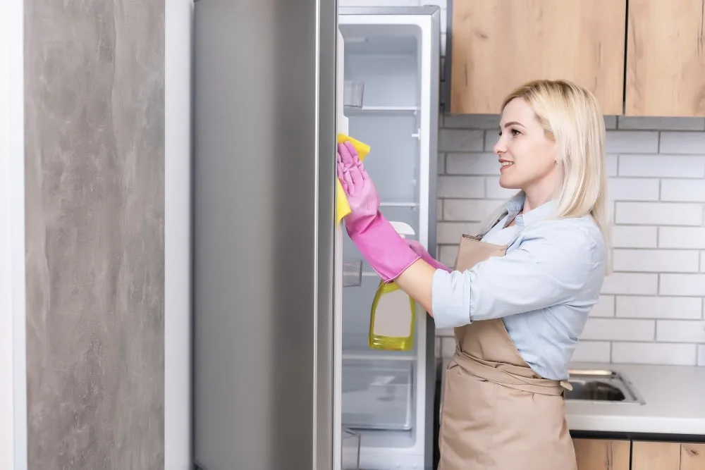 Comment éliminer les mauvaises odeurs de son frigo ?